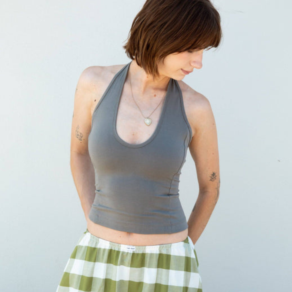SPORTY HALTER TOP IN TAUPE