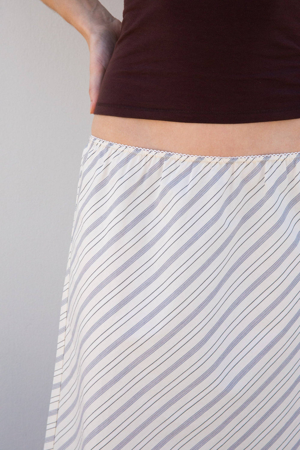 WOVEN BIAS MIDI SLIP SKIRT IN MERINGUE